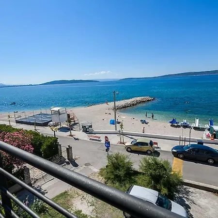 Stunning Beachfront With Roof Terrace Kastela