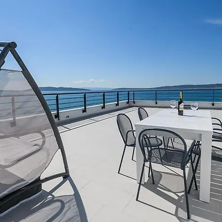 Stunning Beachfront With Roof Terrace Apartment *