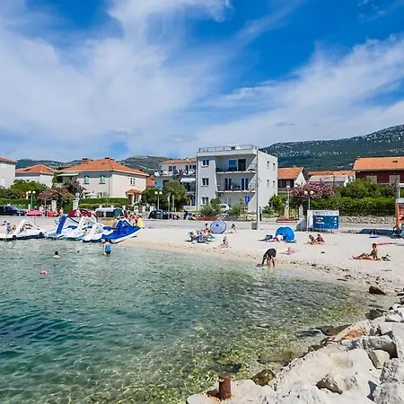 Stunning Beachfront With Roof Terrace Apartment *