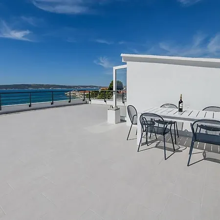 Stunning Beachfront With Roof Terrace Kastela